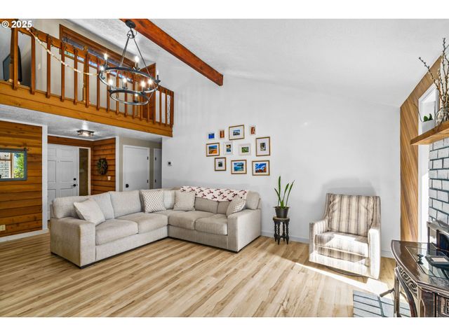 940 S T Ct, Cottage Grove, OR 97424