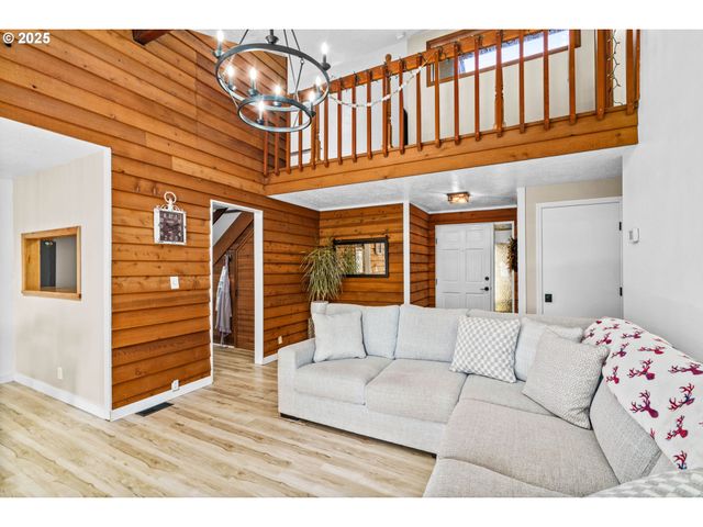 940 S T Ct, Cottage Grove, OR 97424