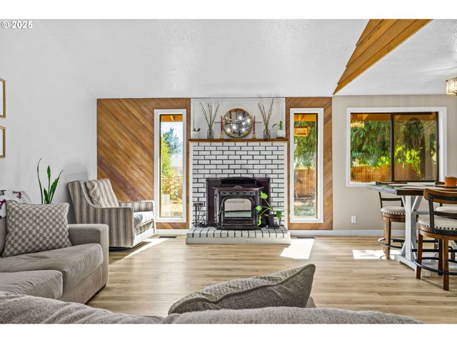 940 S T Ct, Cottage Grove, OR 97424