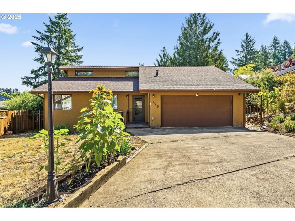 940 S T Ct, Cottage Grove, OR 97424