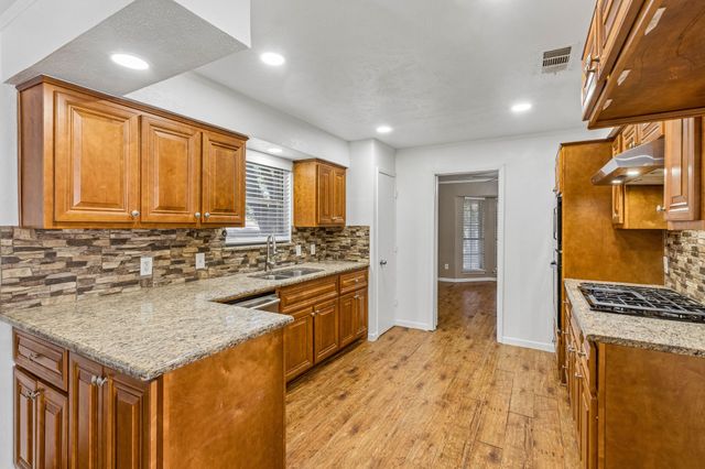 615 Country Green Lane, Arlington, TX 76011