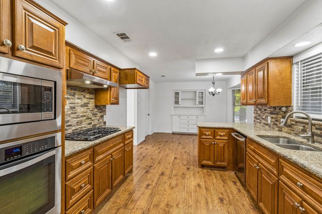 615 Country Green Lane, Arlington, TX 76011