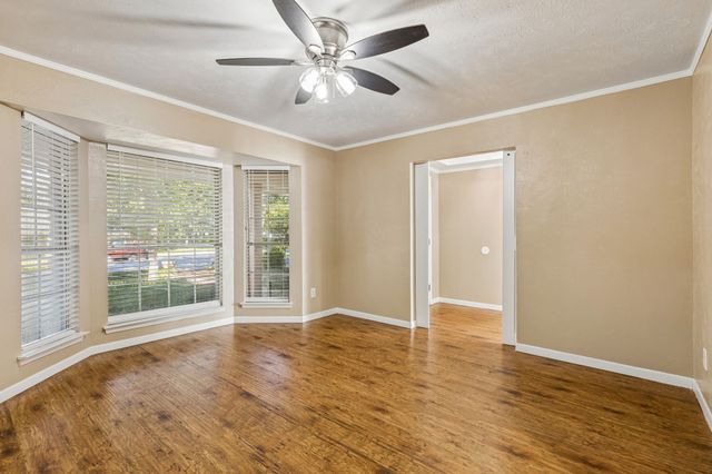 615 Country Green Lane, Arlington, TX 76011