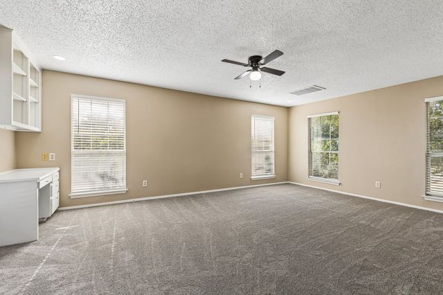 615 Country Green Lane, Arlington, TX 76011