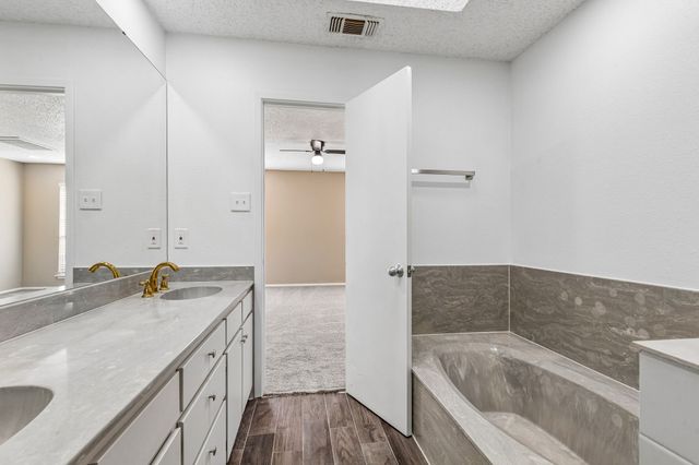615 Country Green Lane, Arlington, TX 76011