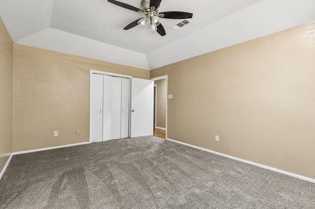 615 Country Green Lane, Arlington, TX 76011