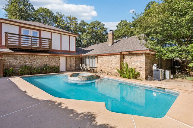 615 Country Green Lane, Arlington, TX 76011