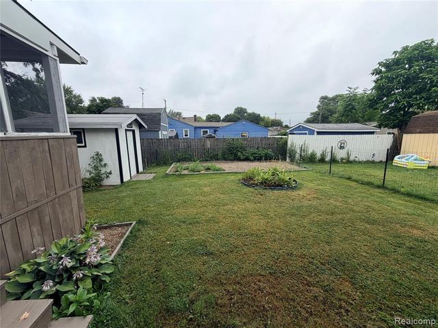 1465 E Judd Road, Burton, MI 48529