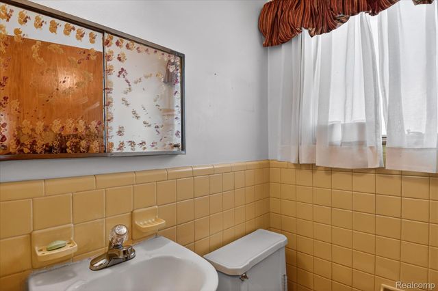 23367 Robert John Street, St. Clair Shores, MI 48080