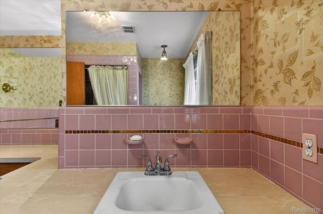 23367 Robert John Street, St. Clair Shores, MI 48080