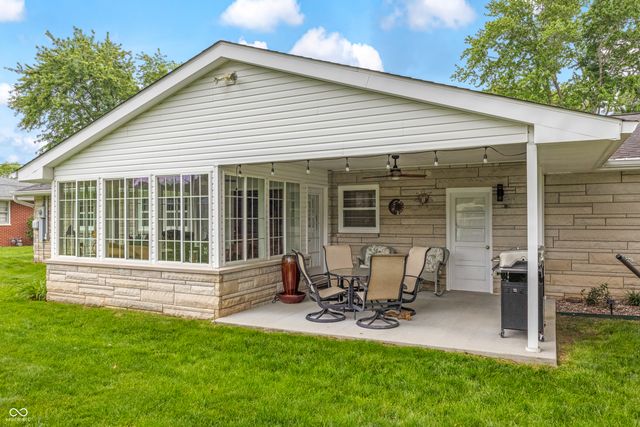 4236 Washington Street, Columbus, IN 47203