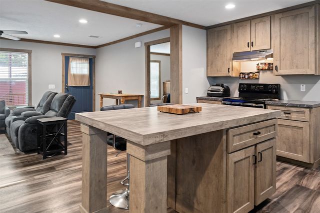 136 Thunderbird Drive, Mabank, TX 75156