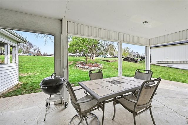 105 BEACH Drive, Lake Tapawingo, MO 64015