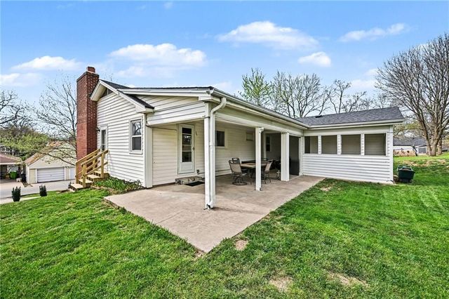 105 BEACH Drive, Lake Tapawingo, MO 64015