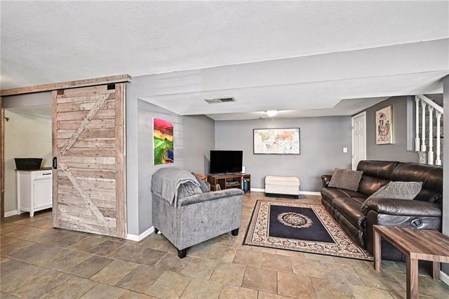 105 BEACH Drive, Lake Tapawingo, MO 64015