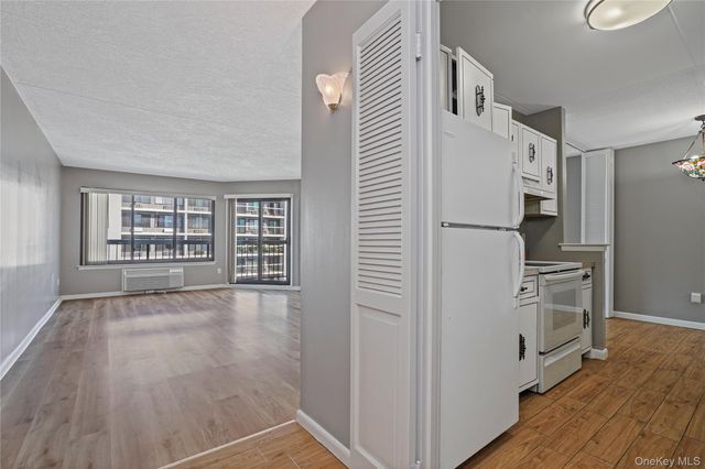 200 High Point PH6, Hartsdale, NY 10530