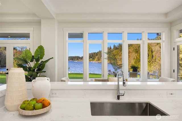 10478 Arrow Point Drive NE, Bainbridge Island, WA 98110