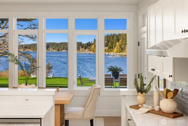 10478 Arrow Point Drive NE, Bainbridge Island, WA 98110