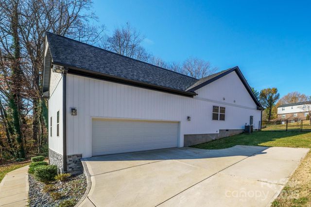 915 Brookwood Court, Statesville, NC 28677