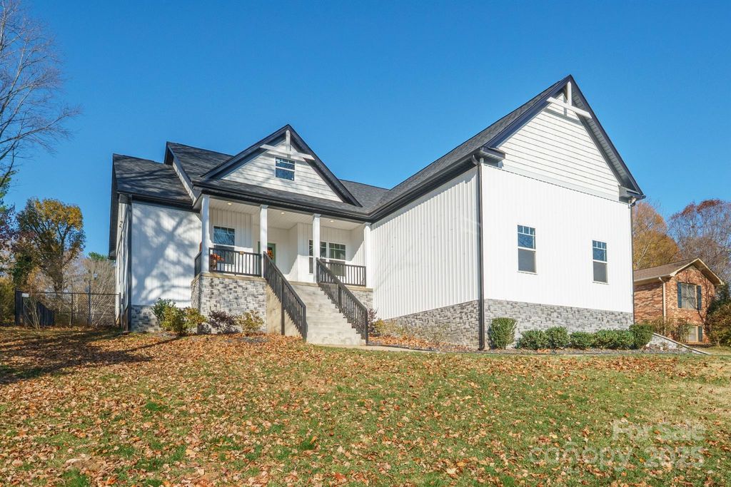 915 Brookwood Court, Statesville, NC 28677