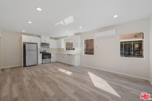 324 W 51st Street, Los Angeles, CA 90037