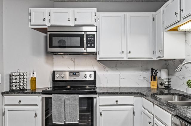 8019 Xerxes Avenue S 202, Bloomington, MN 55431