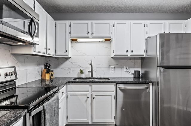 8019 Xerxes Avenue S 202, Bloomington, MN 55431