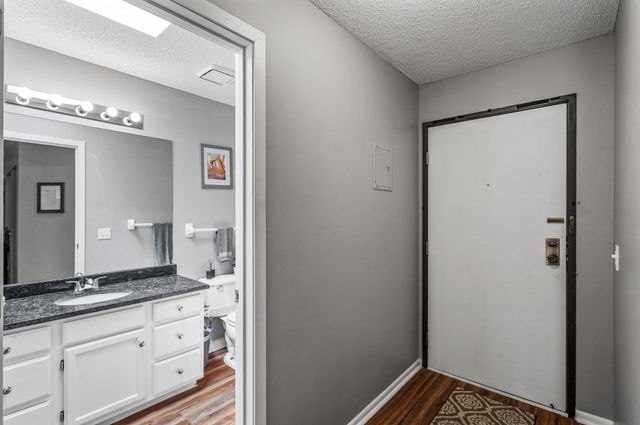 8019 Xerxes Avenue S 202, Bloomington, MN 55431