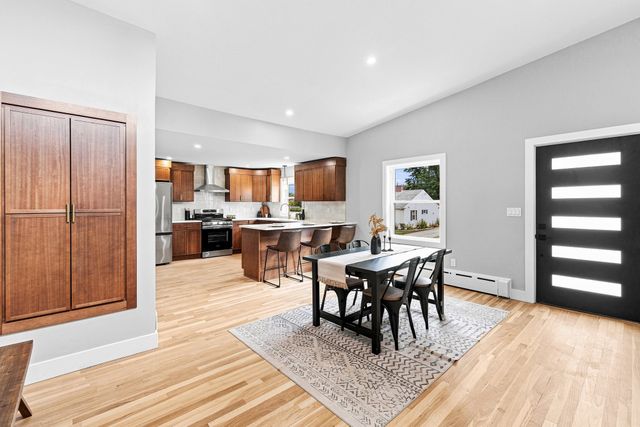 21 Hilltop Rd, Dartmouth, MA 02747