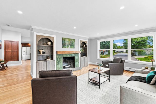 21 Hilltop Rd, Dartmouth, MA 02747