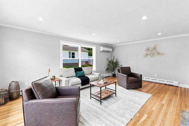 21 Hilltop Rd, Dartmouth, MA 02747