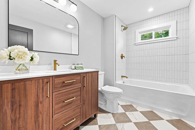 21 Hilltop Rd, Dartmouth, MA 02747