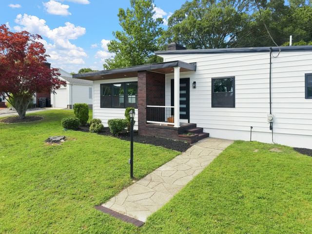 21 Hilltop Rd, Dartmouth, MA 02747