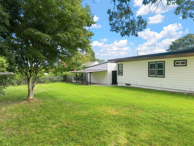 21 Hilltop Rd, Dartmouth, MA 02747