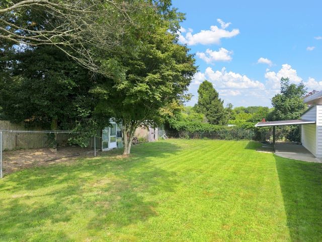 21 Hilltop Rd, Dartmouth, MA 02747