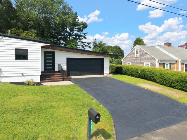 21 Hilltop Rd, Dartmouth, MA 02747