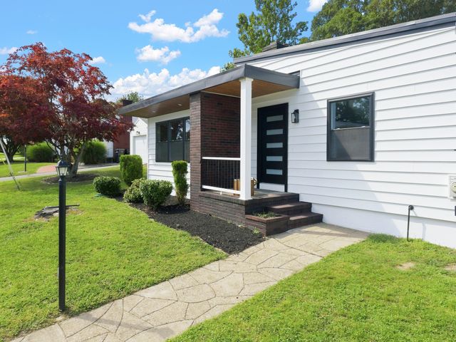 21 Hilltop Rd, Dartmouth, MA 02747
