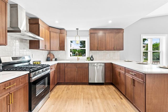 21 Hilltop Rd, Dartmouth, MA 02747