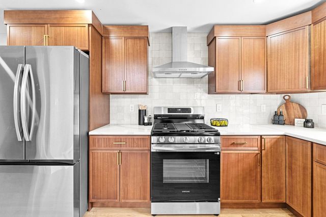 21 Hilltop Rd, Dartmouth, MA 02747