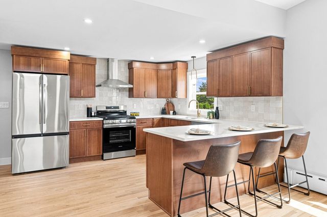 21 Hilltop Rd, Dartmouth, MA 02747