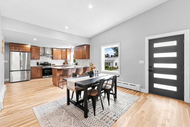 21 Hilltop Rd, Dartmouth, MA 02747