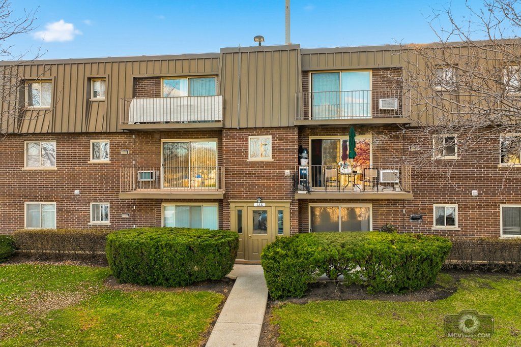 588 Fairway View Drive 2H, Wheeling, IL 60090