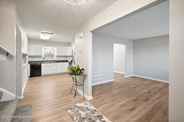 4405 Burgundy Dr, Jeffersontown, KY 40299