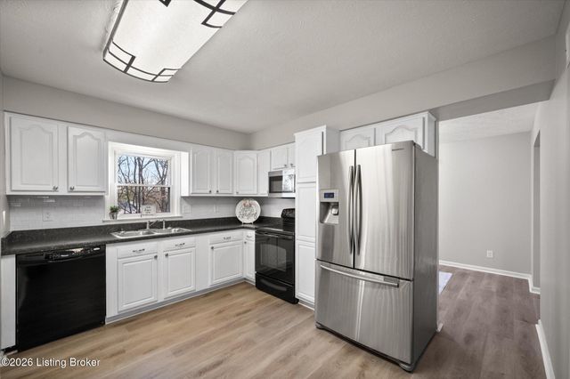 4405 Burgundy Dr, Jeffersontown, KY 40299