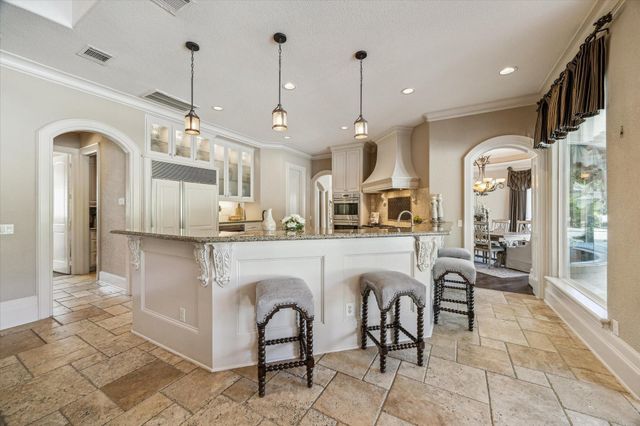 6 Kings Lake Estates Boulevard, Kingwood, TX 77346