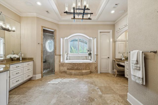 6 Kings Lake Estates Boulevard, Kingwood, TX 77346