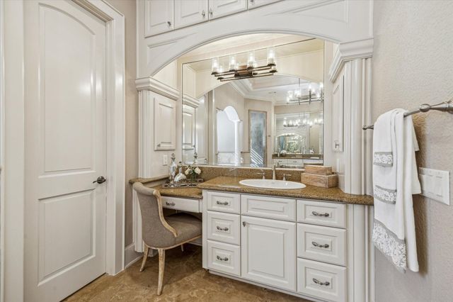 6 Kings Lake Estates Boulevard, Kingwood, TX 77346