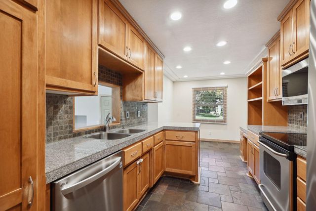 6802 Cottonwood Lane N, Maple Grove, MN 55369