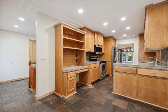 6802 Cottonwood Lane N, Maple Grove, MN 55369