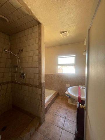 984 Park St, Turlock, CA 95380